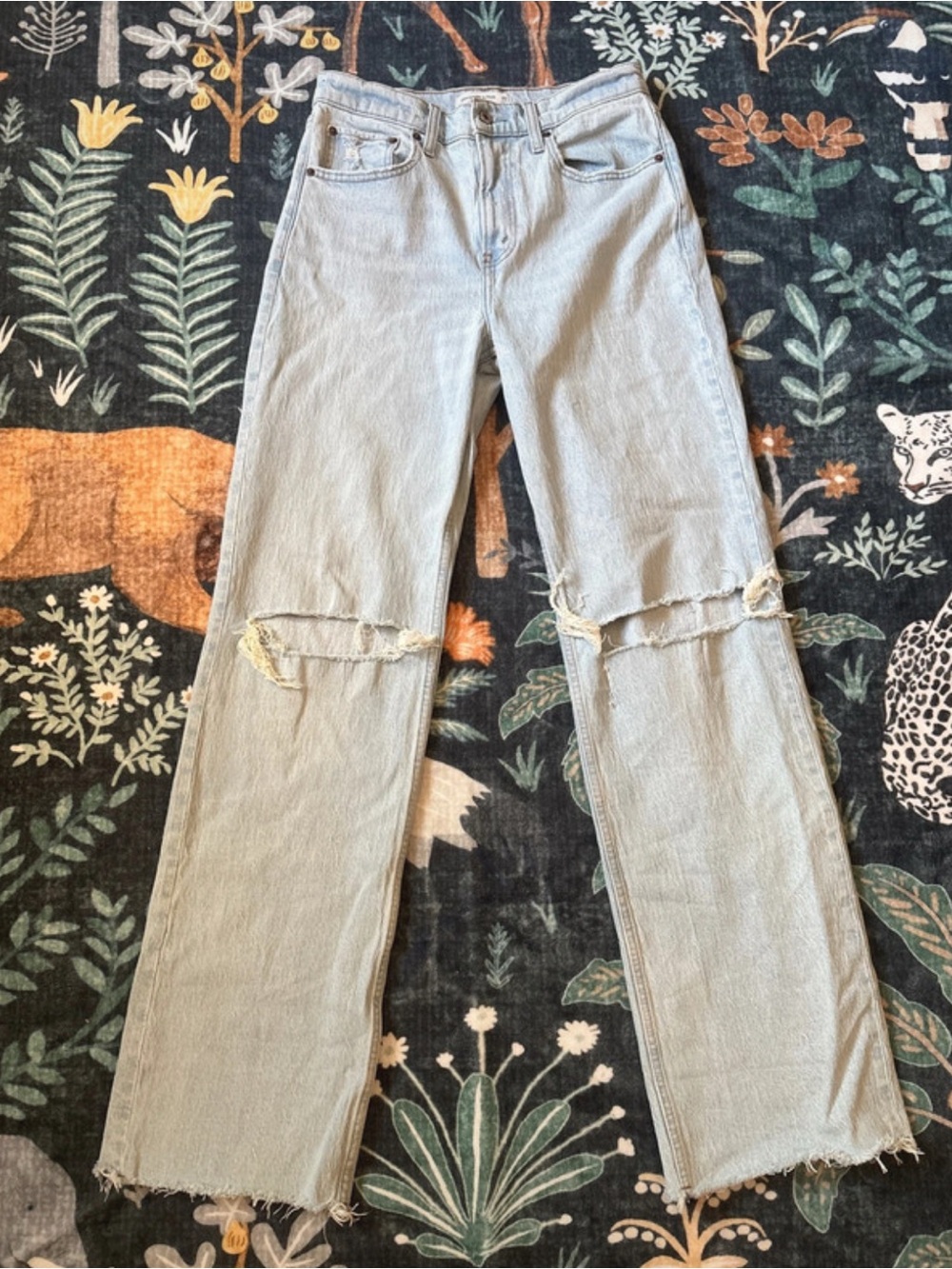 Abercrombie and Fitch High Rise 90s
Relaxed denim size 28 long
